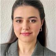 Arabische Tutorin, die engagiert Kinder aller Altersgruppen unterrichtet.